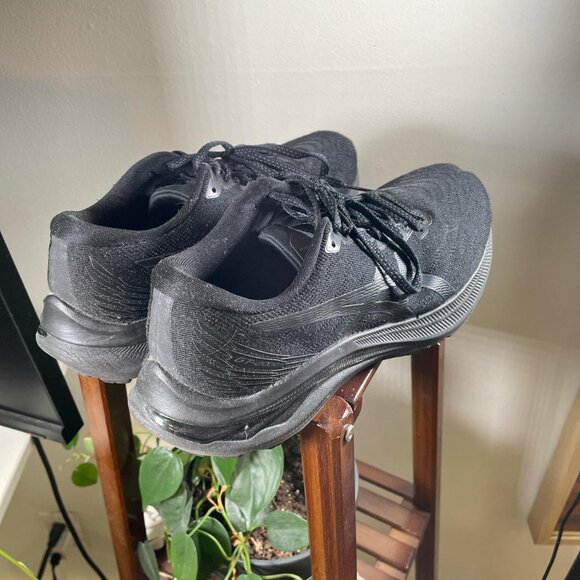 ASICS GT-2000 11 in Black - Picture 2 of 3